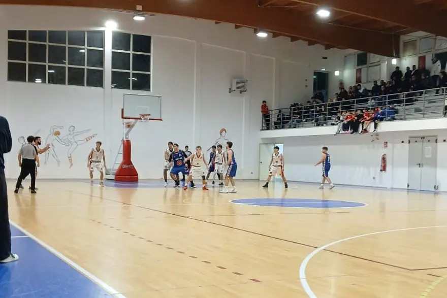 Un momento di gioco del derby di Olbia in Divisione Regionale 2 di basket (foto concessa)