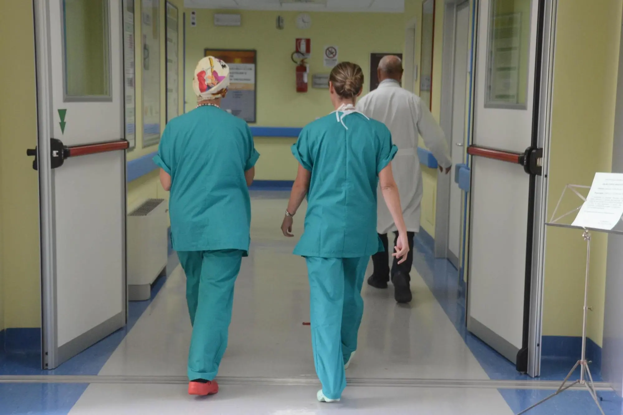 Due infermiere in una corsia d'ospedale (archivio L'Unione Sarda)