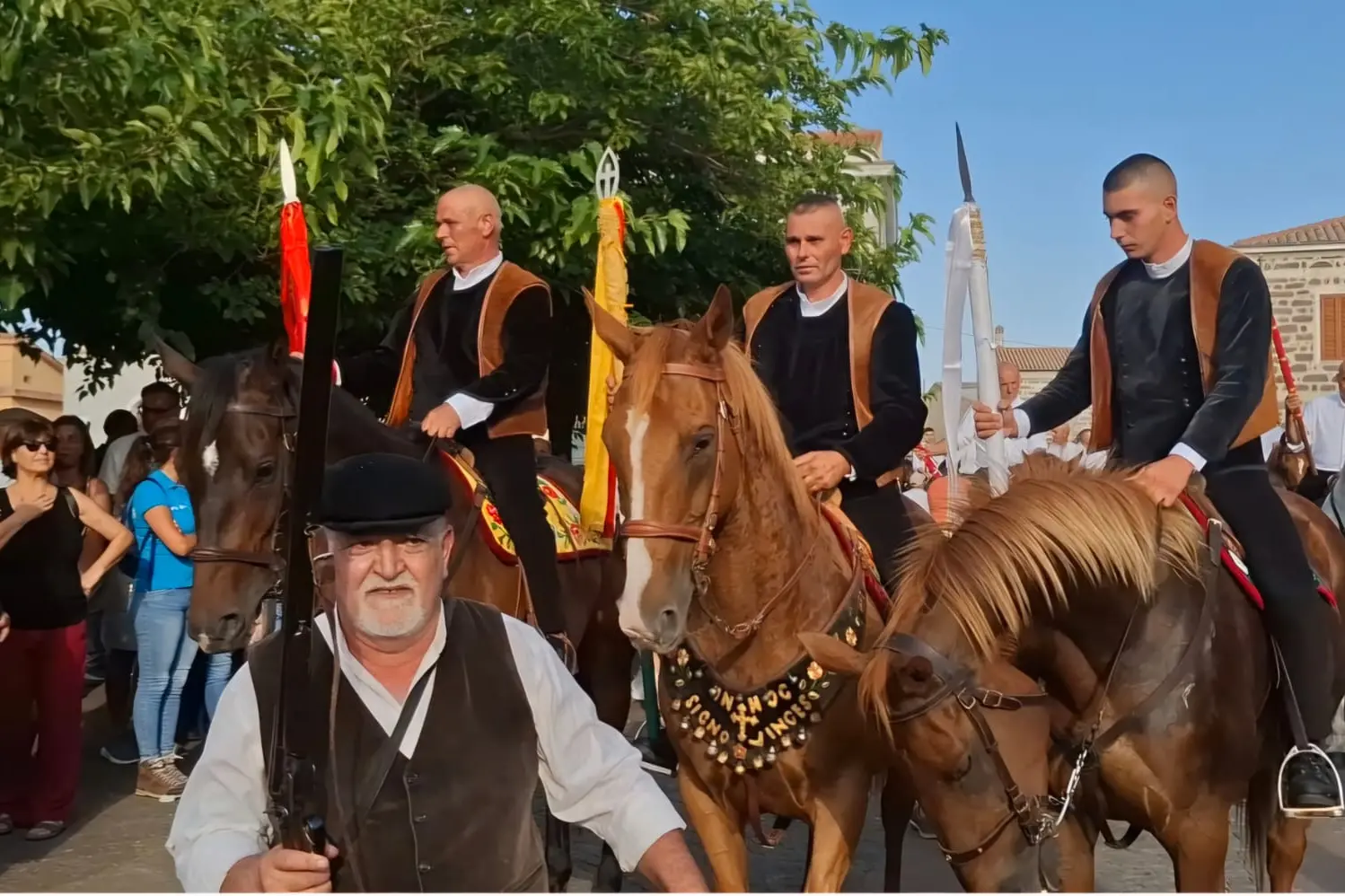 Mario Melosu con le tre bandiere dell'Ardia 2025 (foto Corrias)