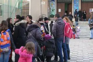 I genitori con i figli davanti alla scuola Maria Immacolata di Alghero (Gloria Calvi)