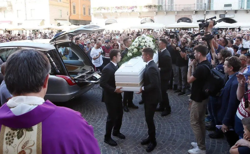 A celebrare i funerali il prete anti-camorra don Maurizio Patriciello