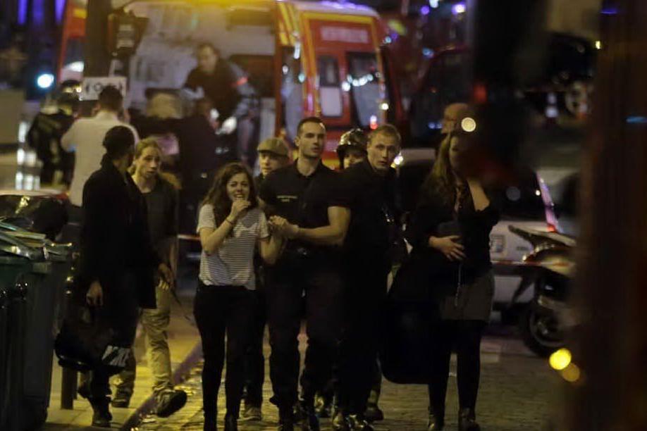#AccaddeOggi: 13 novembre 2015, attacchi simultanei a Parigi causano 130 morti