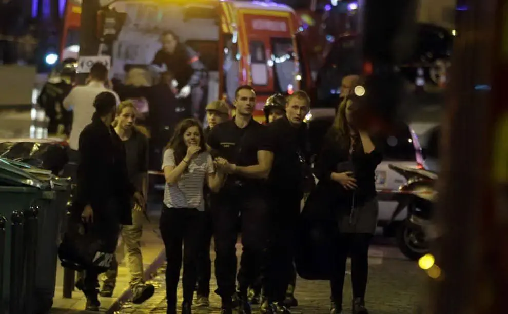#AccaddeOggi, 13 novembre 2015: orrore e morte. L'Isis sventra Parigi: 130 morti e più di 350 feriti nella capitale francese