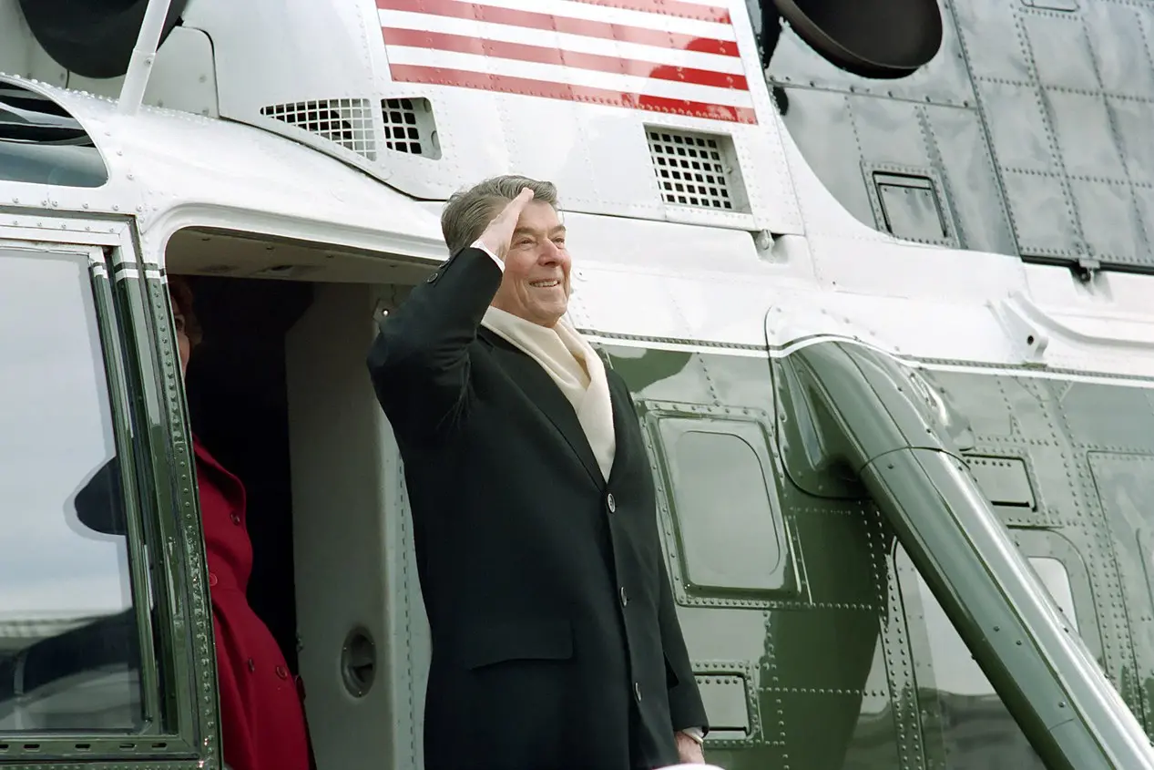 Qui saluta la Casa Bianca dopo otto anni di presidenza (1981-1989)