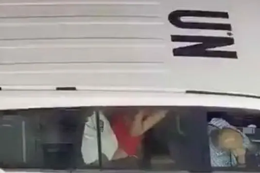 L'auto sotto indagine (frame da video Twitter)