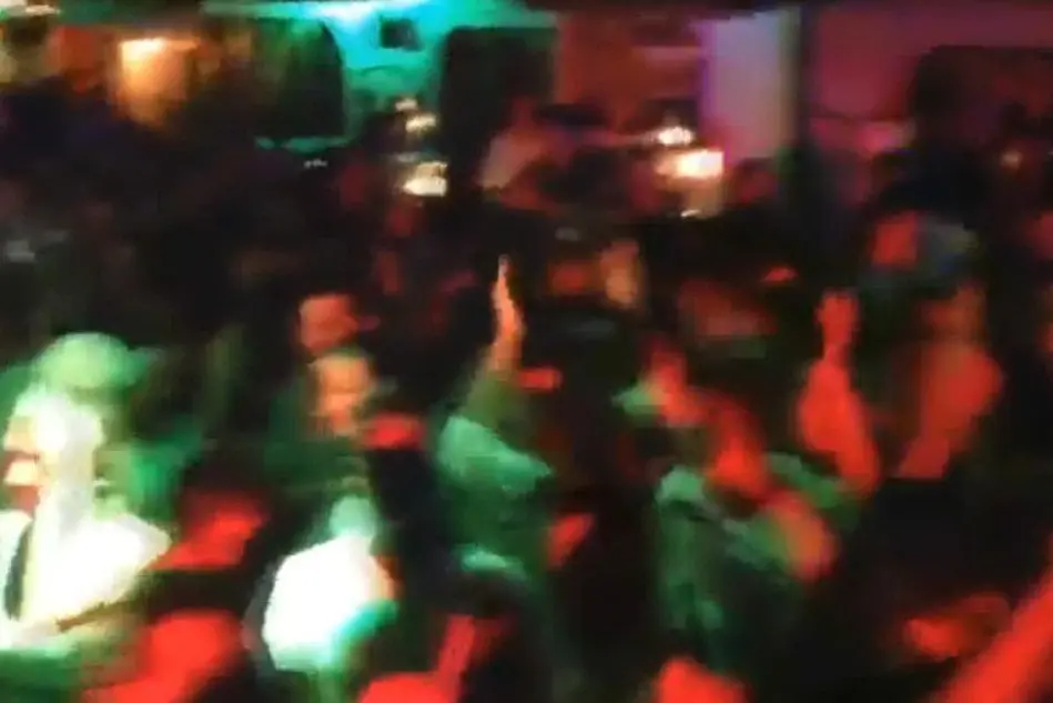 Balli nel ristorante-discoteca