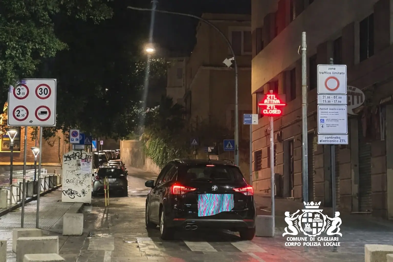 L'auto davanti al varco di Villanova (foto polizia municipale di Cagliari)