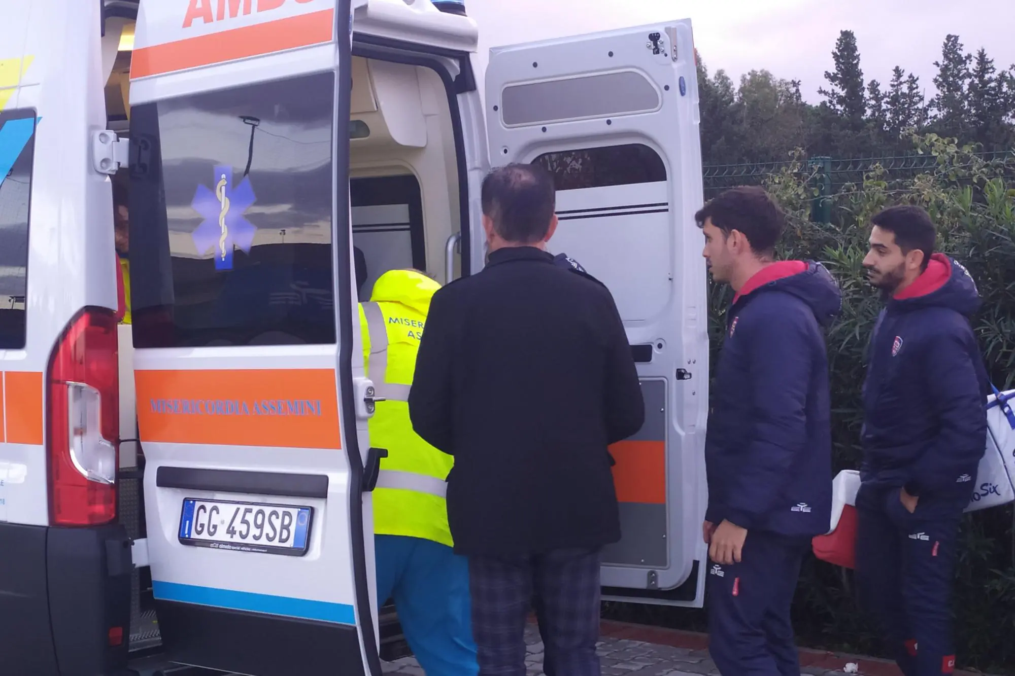 Nella foto il medico del Cagliari Roberto Mura accompagna Michele Masala in ambulanza