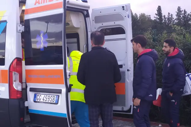 На фото врач Кальяри Роберто Мура сопровождает Микеле Масалу в машине скорой помощи