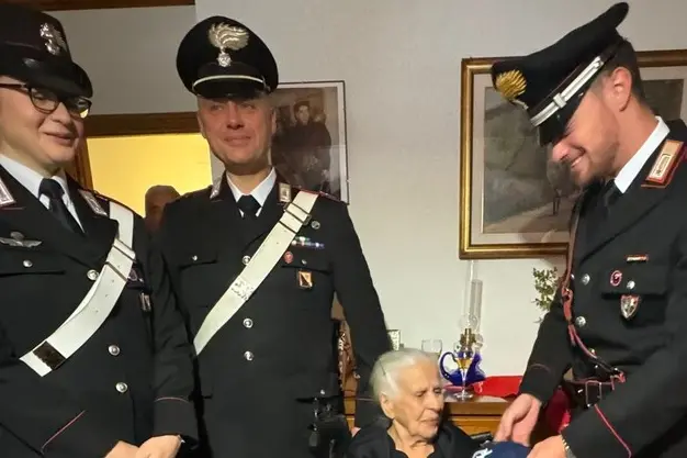 Gli auguri dei carabinieri alla centenaria Anna Maria Nieddu (foto Ansa)