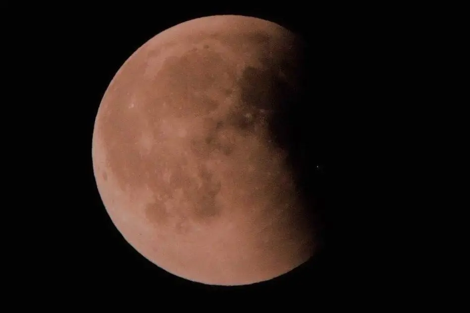 L'eclissi di luna nella foto scattata da Antonio Sotgia a Cagliari