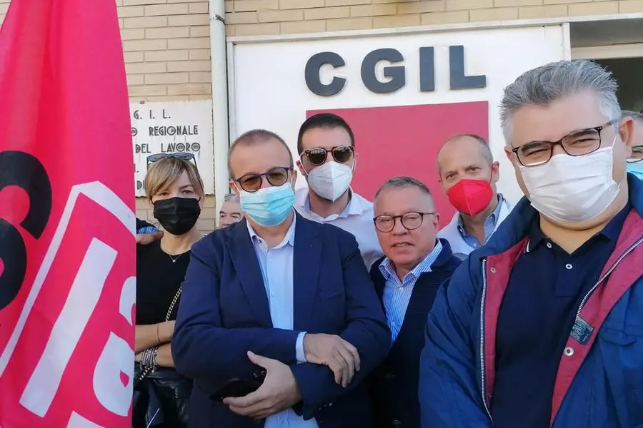 Cagliari dirigenti del Pd e della Cgil sarda durante il presidio (Foto Romina Mura)