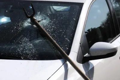 La zappa conficcata nel parabrezza dell'auto del militare