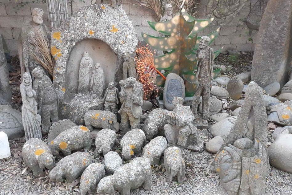 La natività, i pastori, i viandanti: a Villasor il presepe in pietra di Gigi Porceddu
