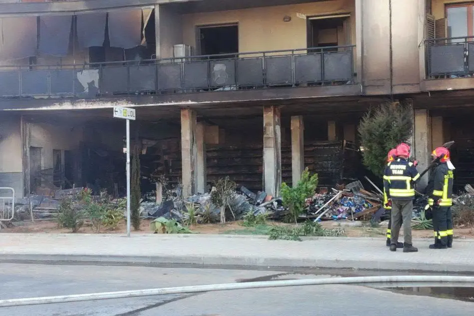 Palazzo va a fuoco ad Alghero, 60 famiglie evacuate