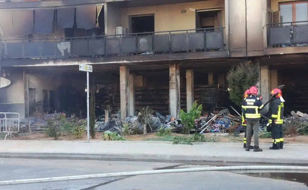 Palazzo va a fuoco ad Alghero, 60 famiglie evacuate