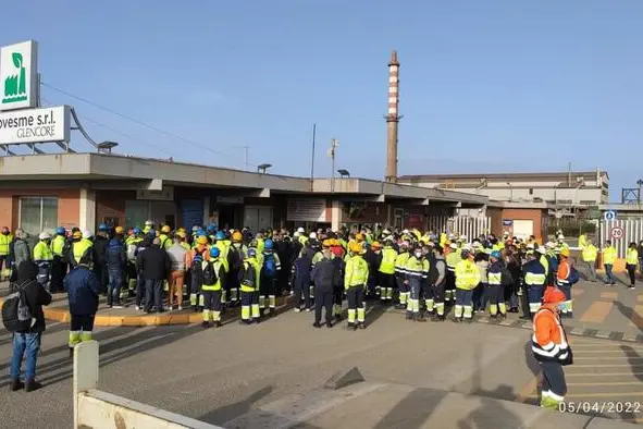 A demonstration in front of the factory (Ansa)