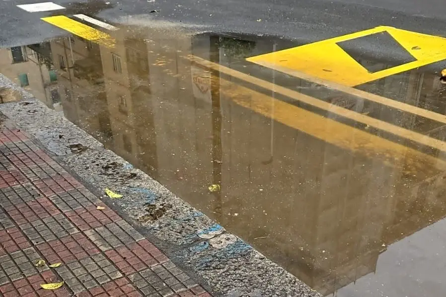 Via Pergolesi 自行车道上的水坑