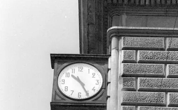 L'orologio alla stazione, fermo alle 10.25 (Tutte le foto sono Archivio L'Unione Sarda)