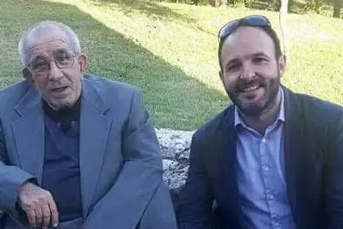 Giovanni Mura, a sinistra, con il sindaco Luca Pilia (L'Unione Sarda)