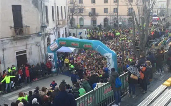 La mezza maratona ha preso il via da via Duomo
