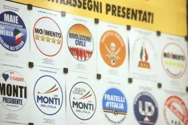La bacheca allestita all'interno del ministero per ospitare i simboli dei partiti depositati