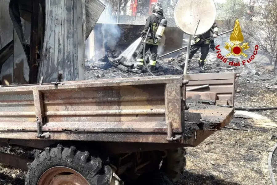Andati in fiamme materiali vari, un motozappa, un carrello per uso agricolo e attrezzi vari da lavoro