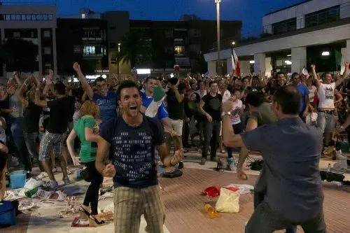 La festa dei tifosi in piazza L'Unione Sarda - foto Messina