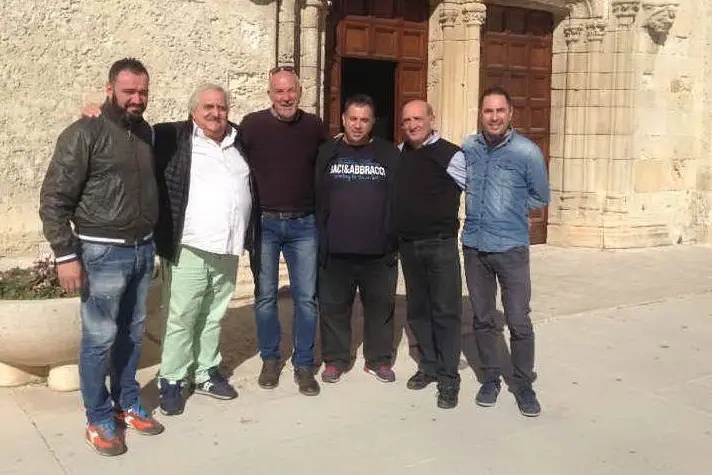 Nella foto Gli Amici Chef insieme a don Tanca (Gabriele Piga, Vito Senes, Daniele Sechi, Cristiano Andreini e Mauro Loi)