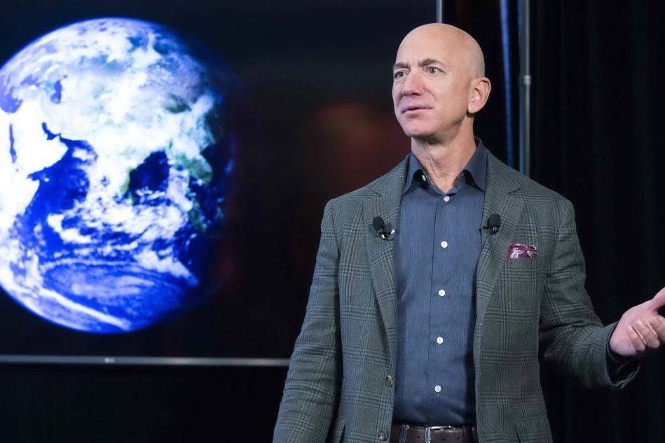 Jeff Bezos lascerà la guida di Amazon