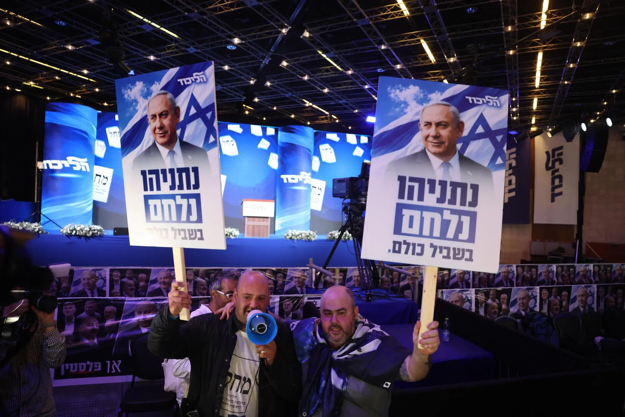 epa13335325 Supporters of Israeli Prime Minister Benjamin Netanyahu react to the first exit polls at a Likud party election event in Jerusalem, 27 October 2026. Israelis headed to the polls in the first nationwide 26th Knesset (legislative) elections since the Hamas-led 07 October 2023 attack. EPA/ABIR SULTAN
