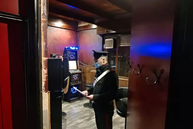 La sala da gioco clandestina (foto carabinieri)