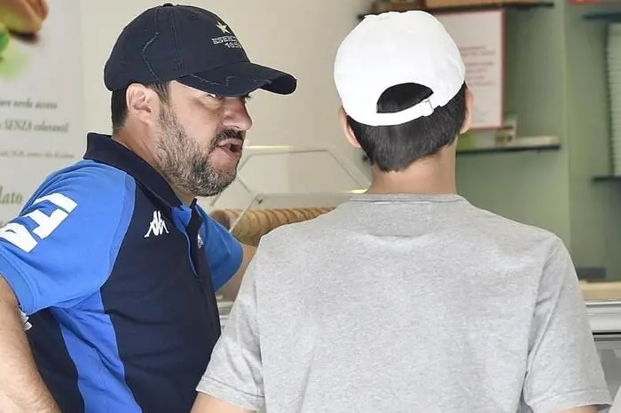 Matteo Salvini con il figlio Federico (foto Ansa)