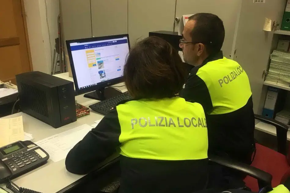 Gli agenti al lavoro (foto Pinna)