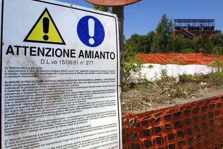 Amianto (foto Ansa)