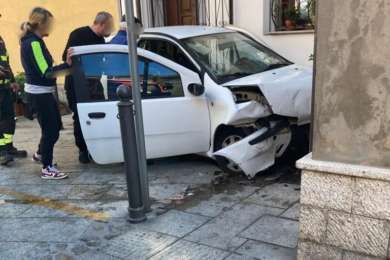 L'auto distrutta (foto Ledda)