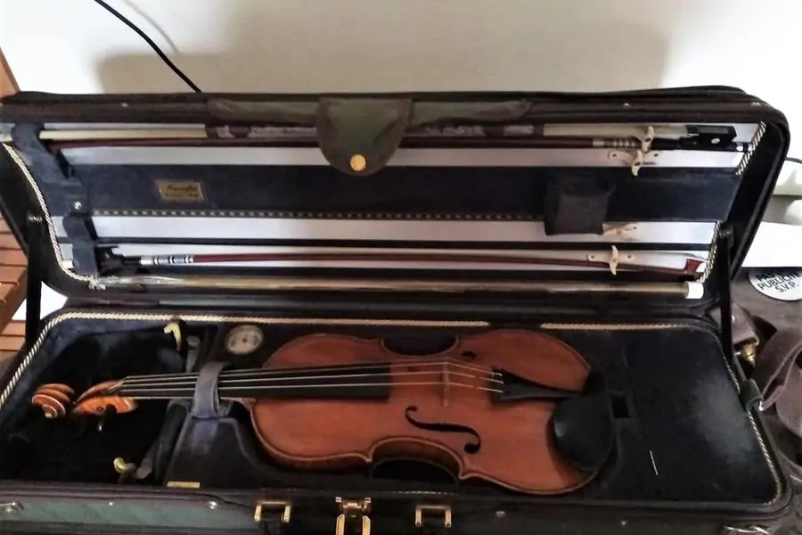 La custodia col prezioso violino e i due archetti (foto concessa)