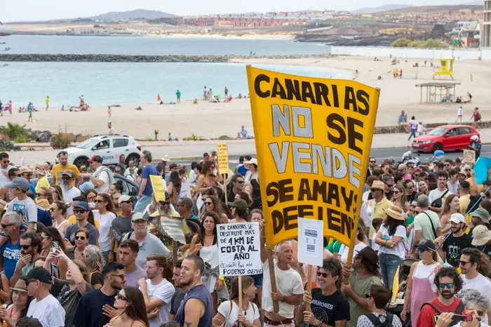La manifestazione a Fuerteventura, ad aprile scorso, contro l'overtourism (Foto Ansa)