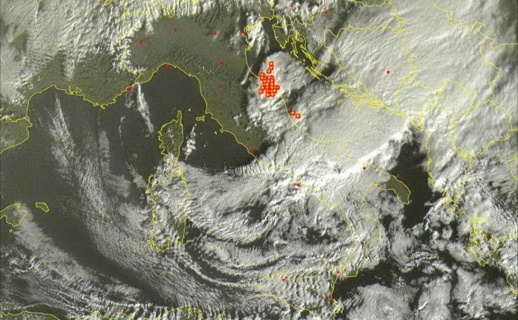 L'ultima immagine satellitare dove è ben visibile il fronte freddo in transito sulla Sardegna