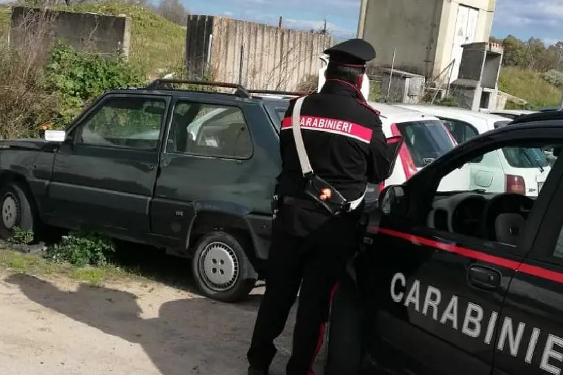Carabinieri di Ozieri tra le carcasse di auto (foto concessa)