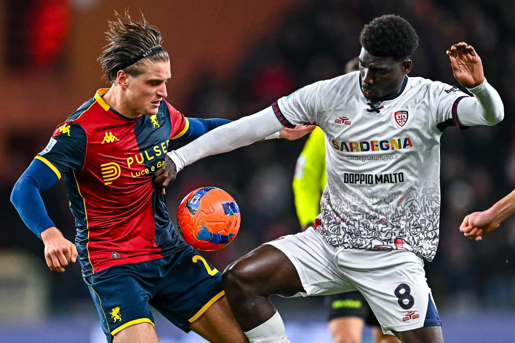 Michel Adopo contrasta Lorenzo Colombo in Genoa-Cagliari (foto Ansa)