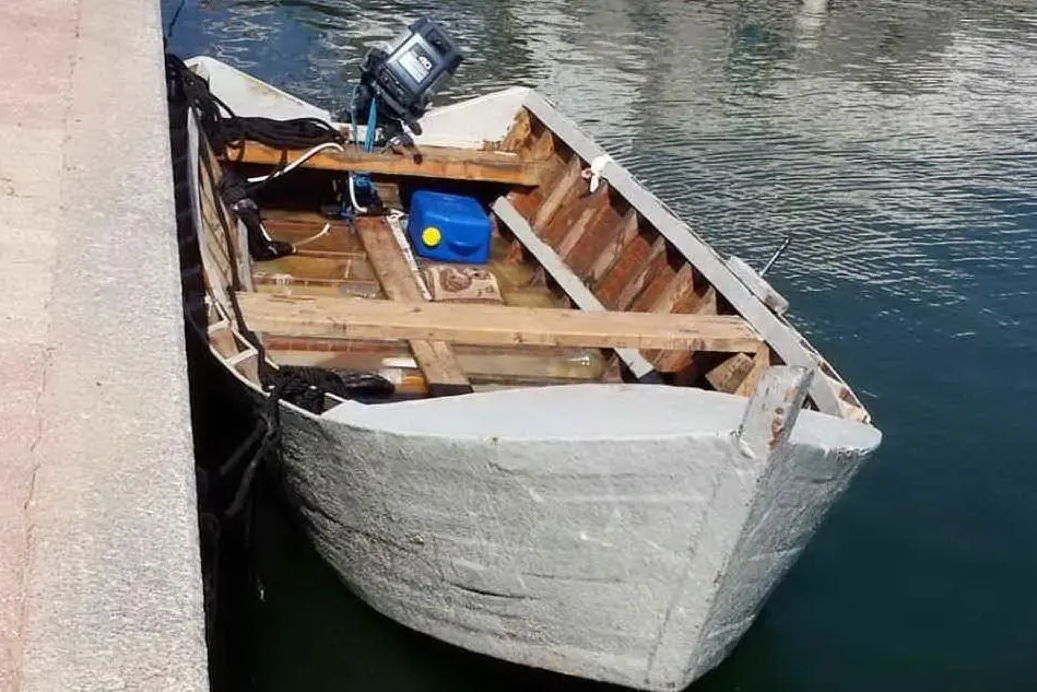 Un barchino utilizzato da migranti (foto archivio)