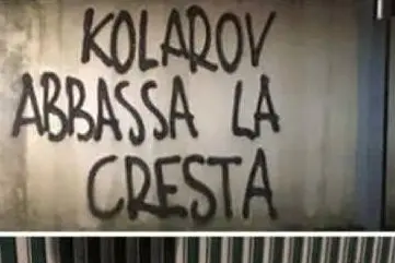 La scritta davanti all'abitazione di Kolarov (foto Corriere dello Sport)