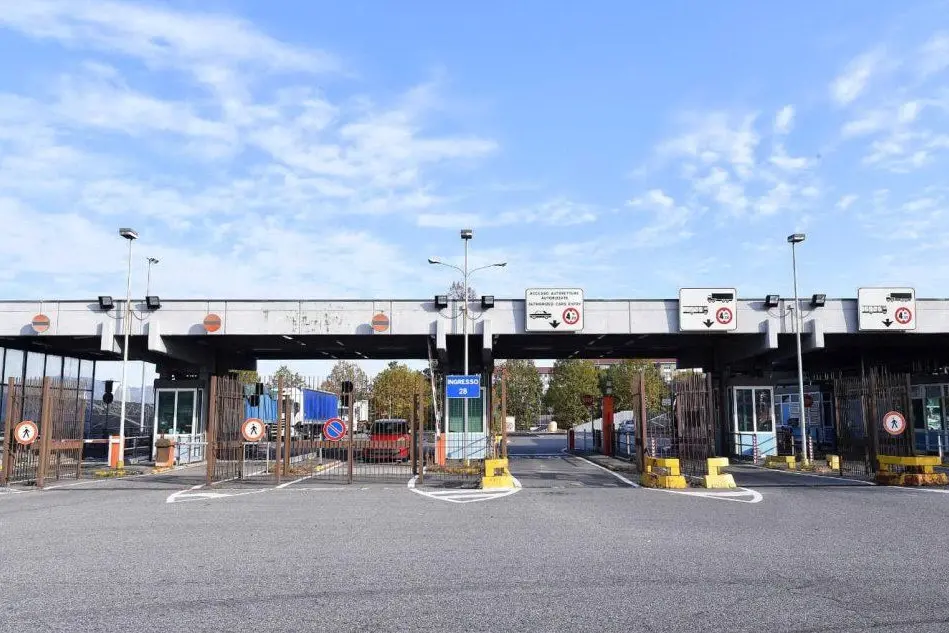 L'esterno dello stabilimento Fca di Mirafiori (Ansa)