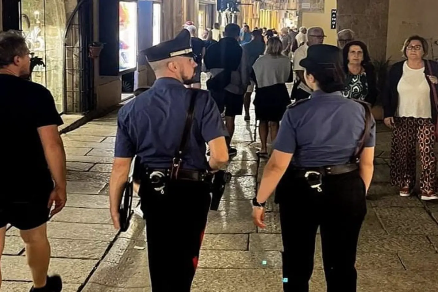 Carabinieri in servizio nel centro storico di Alghero