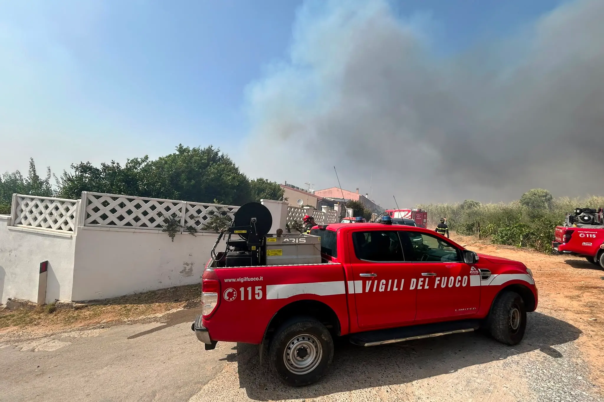 Incendi a Carbonia, è emergenza: in volo i Canadair