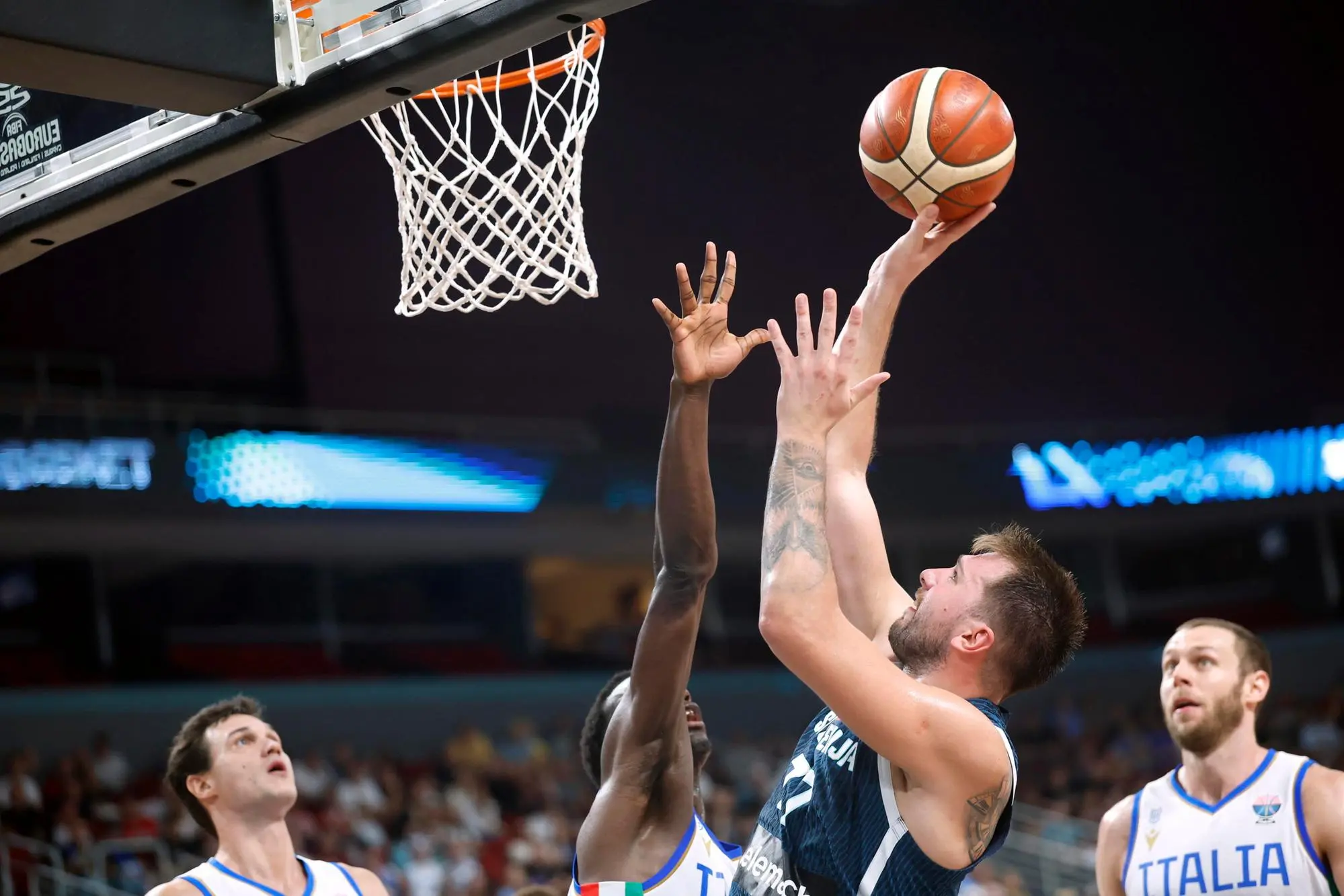 Doncic in azione contro gli azzurri (Ansa-Epa)
