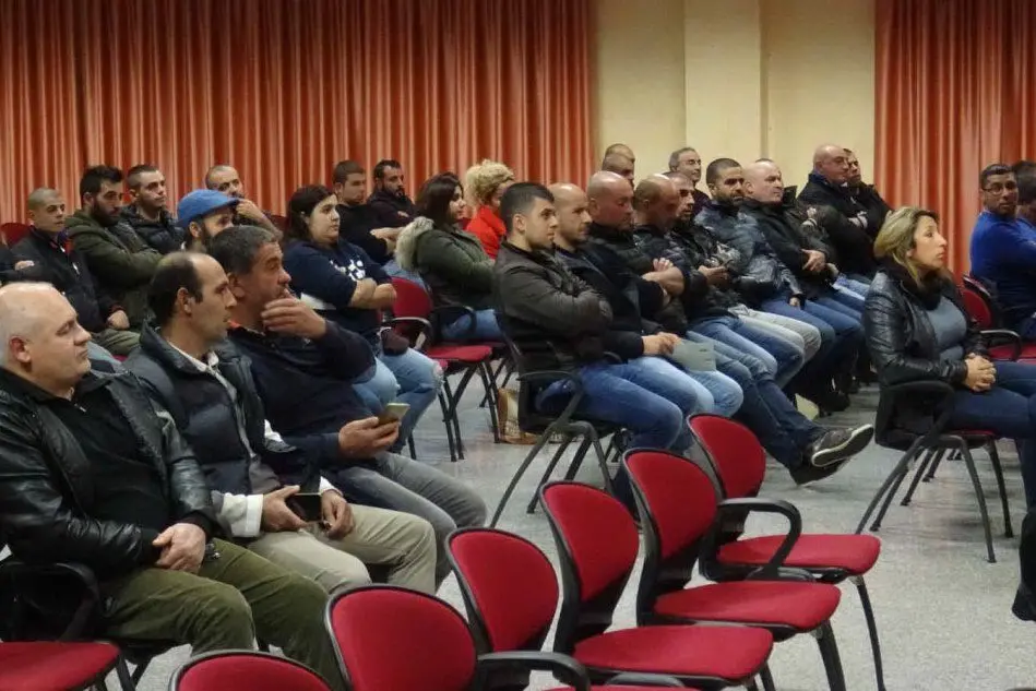 L'assemblea di Tramatza (foto L'Unione Sarda - Chergia)