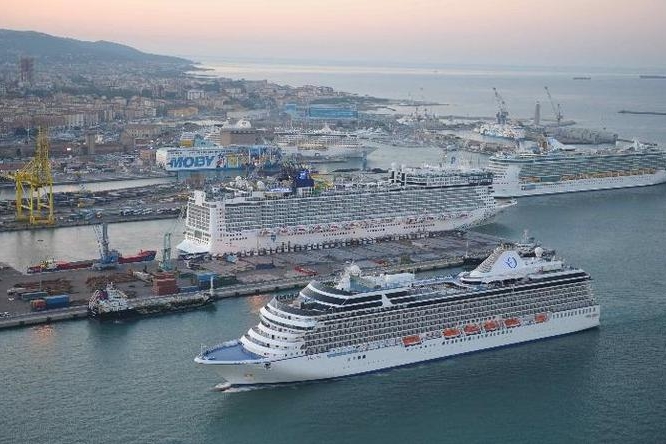 Il porto di Livorno (foto Ansa)