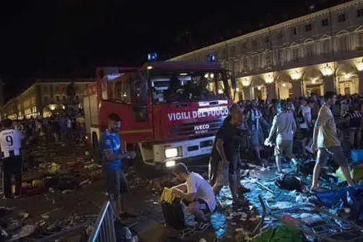 Un'immagine degli incidenti avvenuti in piazza San Carlo a Torino
